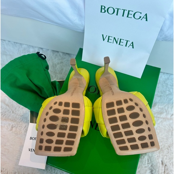 New Bottega Veneta Never worn LIDO SANDAL in Kiwi. Box, bag and papers included - Picture 3 of 6